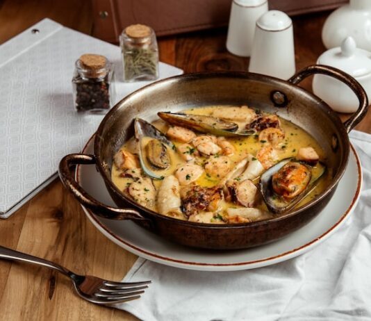 Жульен с курицей и грибами на сковороде