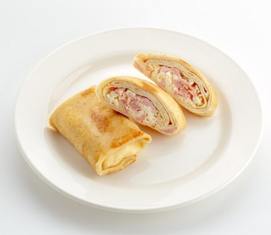 Лаваш с колбасой и сыром на сковороде