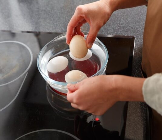 Яйцо в микроволновке: приготовление в тарелке