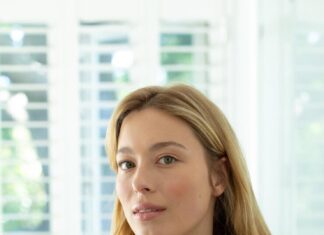 Чешется подбородок у девушки в воскресенье днем: народные приметы