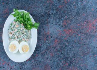 Классический салат с тунцом, яйцом и огурцом