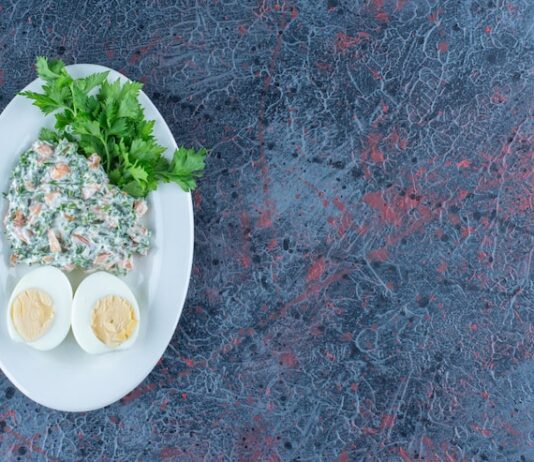 Классический салат с тунцом, яйцом и огурцом