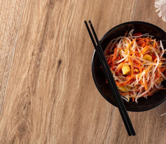 Корейский салат с фунчозой и овощами