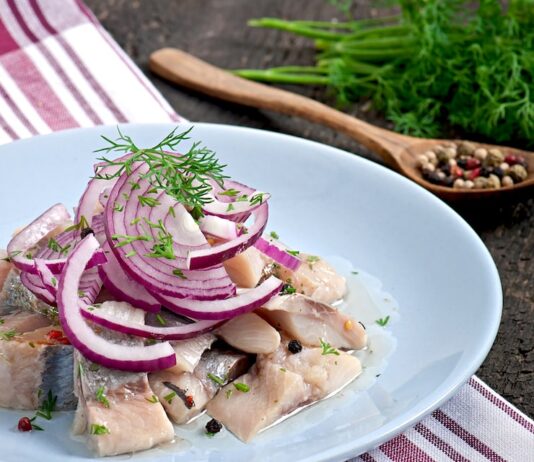 Рецепт салата с красной рыбой