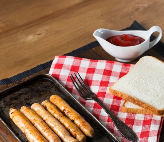 Сосиски в тесте из готового слоеного теста в духовке