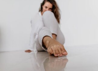 Чешется правая стопа у женщины: народные приметы и причины