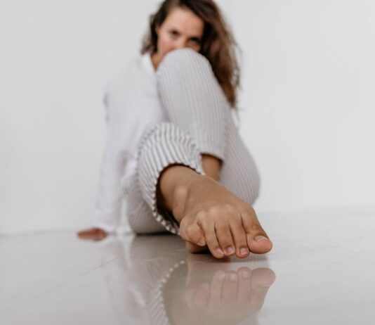 Чешется правая стопа у женщины: народные приметы и причины