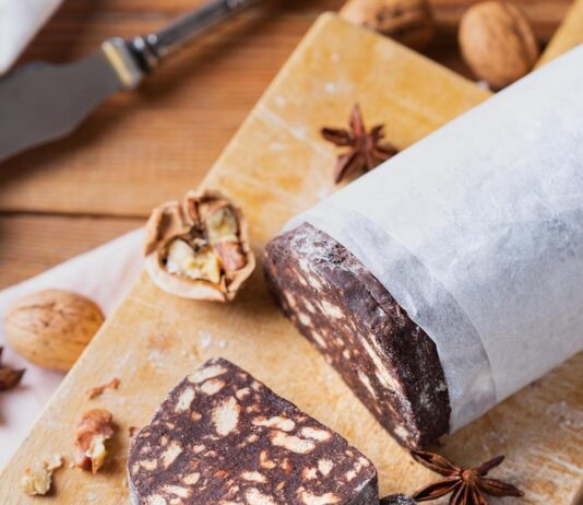 Шоколадная колбаса из печенья и какао со сгущенкой