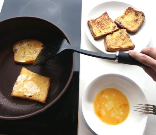 Блюдо из хлеба, молока и яиц на сковороде