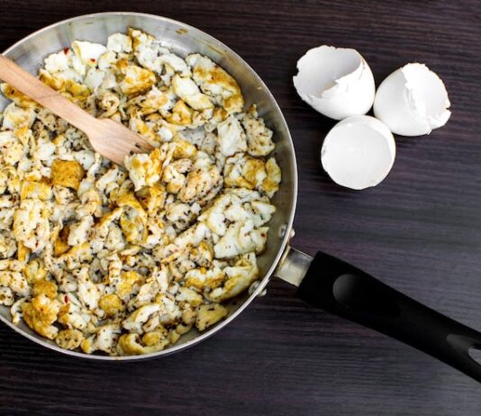 Цветная капуста с яйцом на сковороде