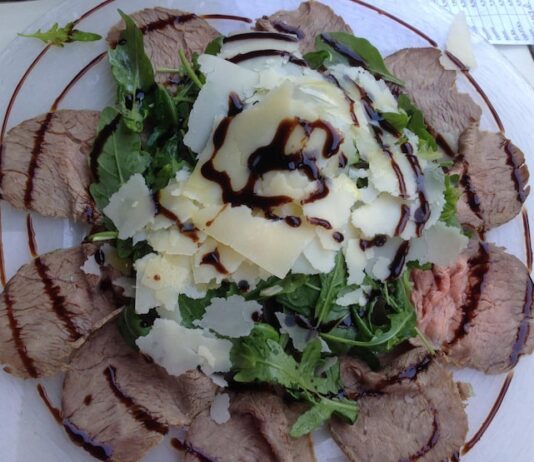 Салат из печени и соленых огурцов в слоях