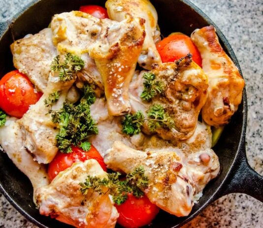 Куриные ножки в сметанном соусе на сковороде