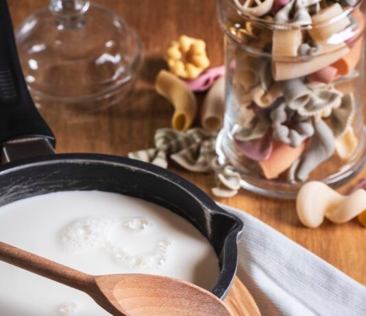 Жидкая манная каша без комочков на молоке