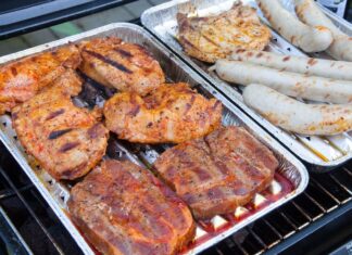 Мясо на углях в фольге в мангале