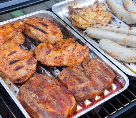 Мясо на углях в фольге в мангале