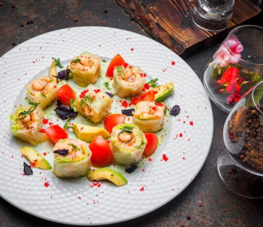 Рулет из огурца с творожным сыром и красной рыбой