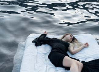 Сон: Женщина видит себя мертвой в гробу