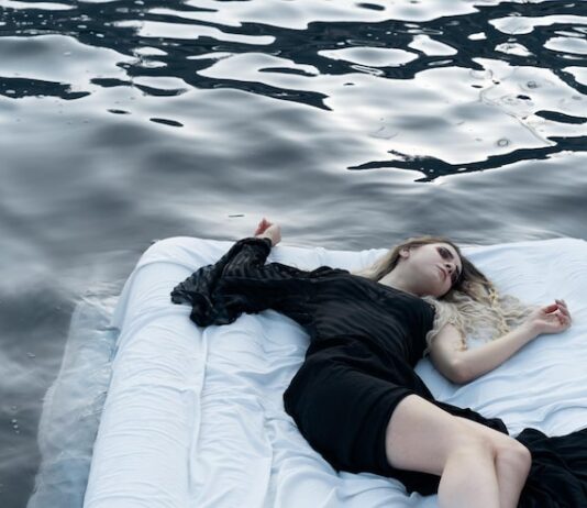 Сон: Женщина видит себя мертвой в гробу