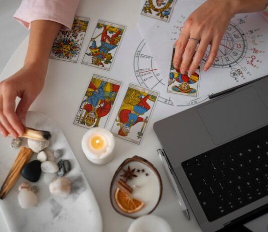 Гадание на картах онлайн: бесплатный взгляд в будущее
