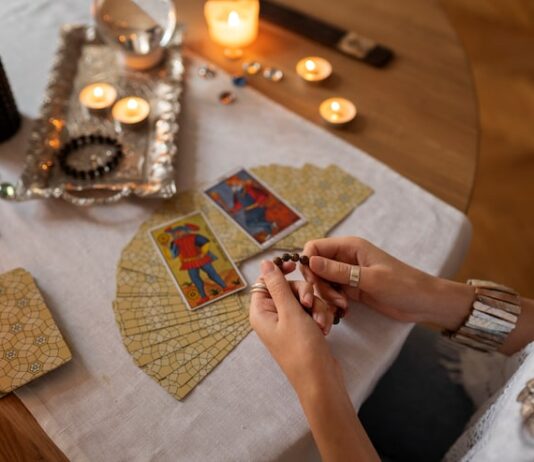 Перевернутый Король Жезлов в Таро: Значение для Отношений