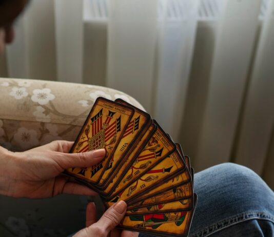 Чувства мужчины: расшифровка 4 жезлов Таро