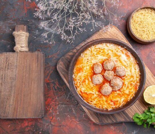 Тефтели с рисом и подливкой на сковороде для детей