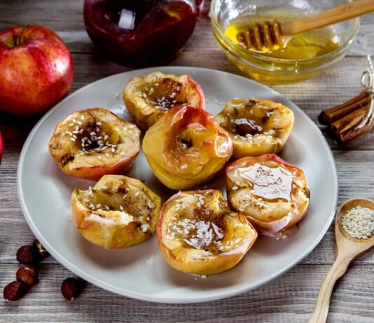 Яблоки в духовке с грецким орехом и медом