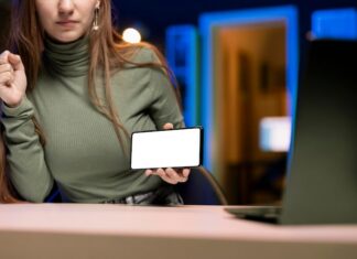 Удалить карту в Кинопоиске на телефоне