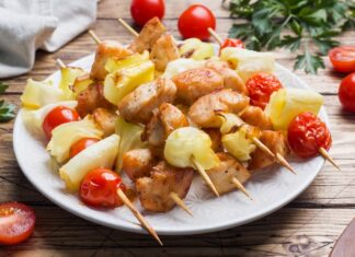 Куриный шашлык на шпажках с картошкой в духовке