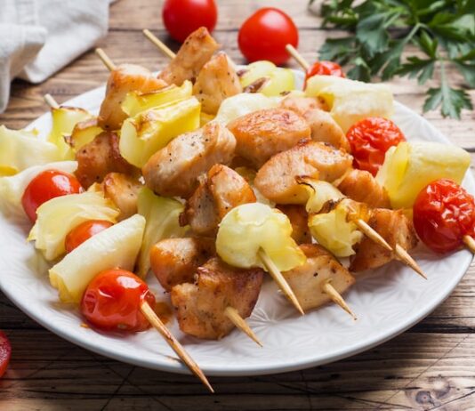 Куриный шашлык на шпажках с картошкой в духовке