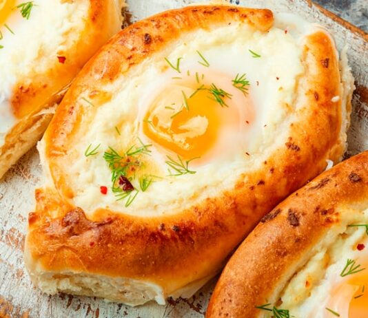 Хачапури по-аджарски: рецепт лодочек с сыром и яйцом