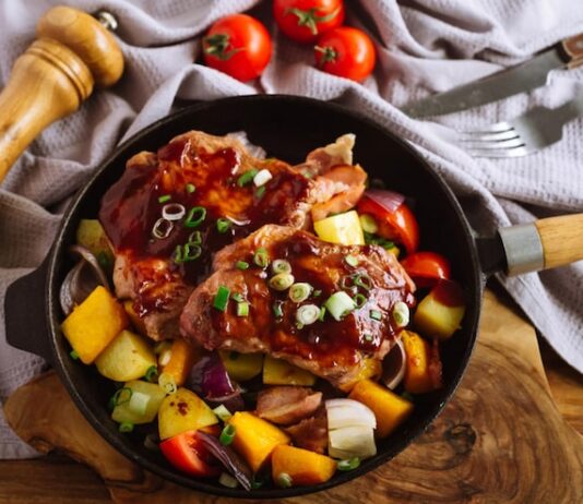 Свинина с томатной подливкой на сковороде