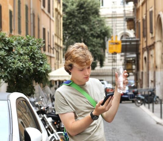 Хождение по улицам в Google Maps на телефоне