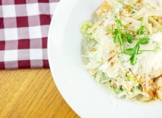 Простой и вкусный салат без майонеза