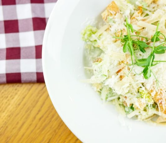 Простой и вкусный салат без майонеза