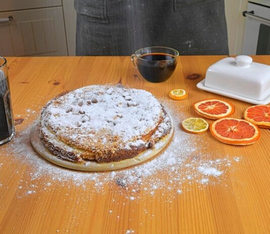 Простой рецепт торта с кефиром в духовке