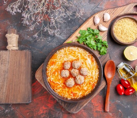 Куриные тефтели с рисом в томатном соусе на сковороде