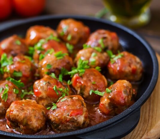 Тефтели в духовке в сметанном соусе