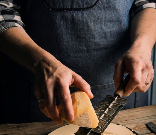 Макароны с сыром и сливками на сковороде