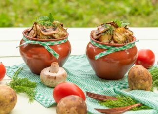 Горшочки с мясом, картофелем и грибами в духовке