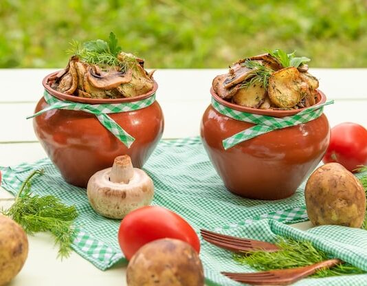 Горшочки с мясом, картофелем и грибами в духовке