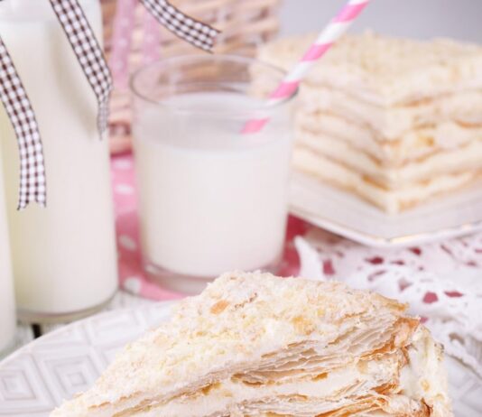 Наполеон из слоеного теста со сгущенкой