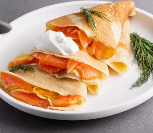 Блинные рулетики с красной рыбой и творожным сыром