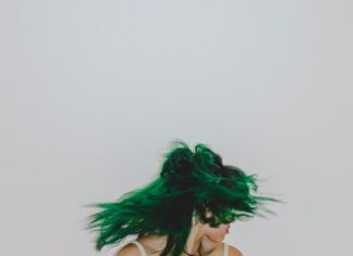 Зеленые волосы во сне: к чему снятся?