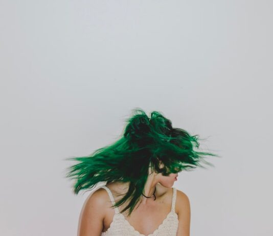Зеленые волосы во сне: к чему снятся?