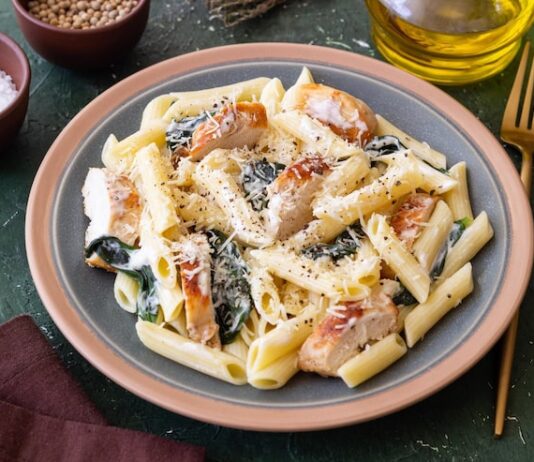 Паста с курицей в сливочном соусе и сыром