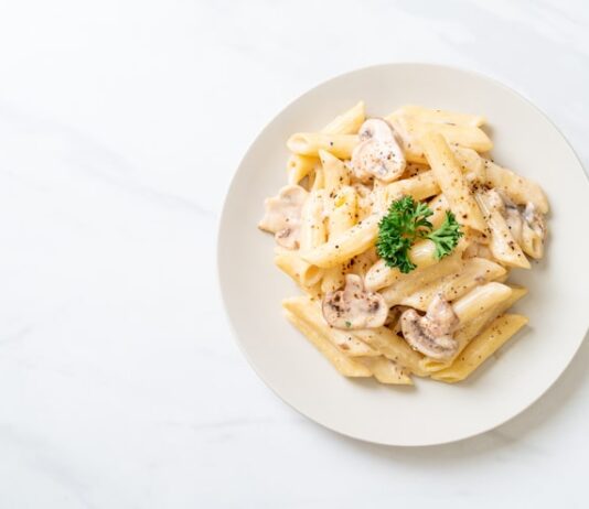 Макароны с курицей и грибами в сливочном соусе