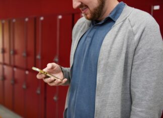 Заголовок: «Оригинальные способы записать мужа в телефоне»