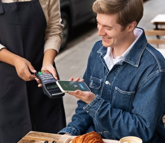 Кто такой человек в пункте выдачи заказов