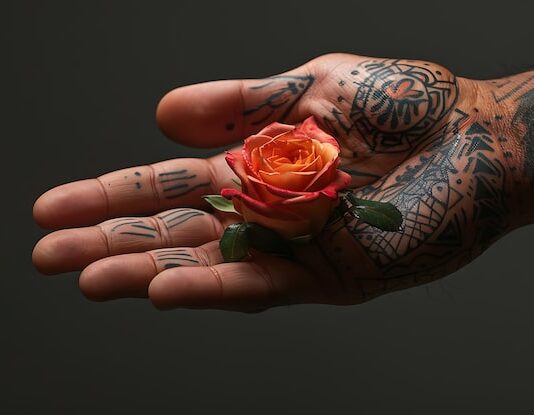 Тату роза на кисти: значение для мужчин